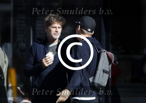 Amsterdam 15 maart 2017  
Mark v d Loo en Pokerspeler Noah Boeken eten ijsje