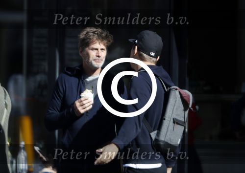 Amsterdam 15 maart 2017  
Mark v d Loo en Pokerspeler Noah Boeken eten ijsje