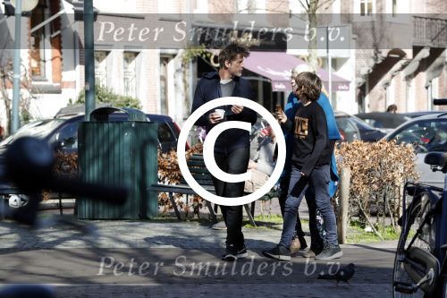 Amsterdam 15 maart 2017  
Mark v d Loo en zijn moeder en zoon eten ijsje.