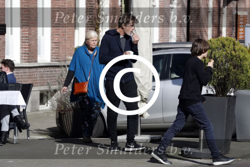 Amsterdam 15 maart 2017  
Mark v d Loo en zijn moeder en zoon eten ijsje.