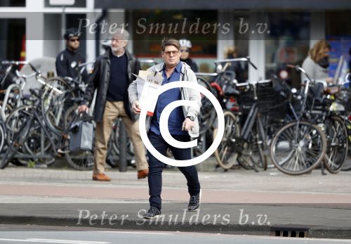 Amsterdam 26 maart 2017 
Martijn Krabbe en zij vriendin Noi Pakon doen boodschappen op de verjaardag van Martijn.