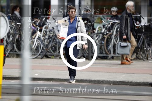 Amsterdam 26 maart 2017 
Martijn Krabbe en zij vriendin Noi Pakon doen boodschappen op de verjaardag van Martijn.