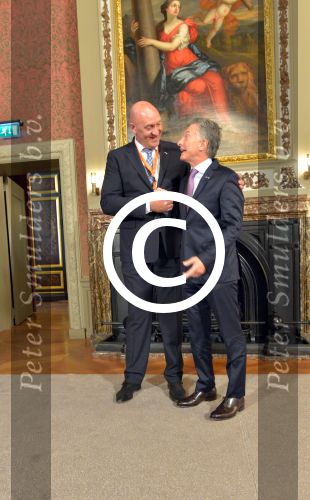 Den Haag Amsterdam 27- 30 maart 2017
Koning Willem Alexander en Koningin Maxima ontvangen de president van Argentinie Mauricio Macri en zijn vrouw Juliana Awada. Mauricio Macri met nederlandse beveiligingsman