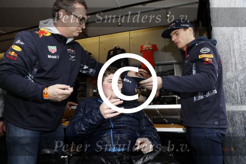 Amsterdam  18 maart 2017
Max Verstappen fans trotseren de regen en komen naar een fandag bij Hornbach