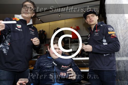 Amsterdam  18 maart 2017
Max Verstappen fans trotseren de regen en komen naar een fandag bij Hornbach