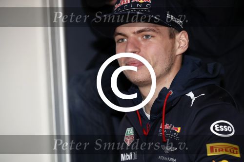 Amsterdam  18 maart 2017
Max Verstappen fans trotseren de regen en komen naar een fandag bij Hornbach
