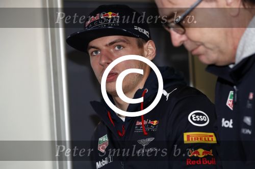 Amsterdam  18 maart 2017
Max Verstappen fans trotseren de regen en komen naar een fandag bij Hornbach