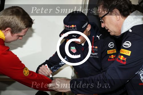 Amsterdam  18 maart 2017
Max Verstappen fans trotseren de regen en komen naar een fandag bij Hornbach
