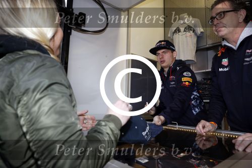 Amsterdam  18 maart 2017
Max Verstappen fans trotseren de regen en komen naar een fandag bij Hornbach