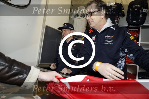 Amsterdam  18 maart 2017
Max Verstappen fans trotseren de regen en komen naar een fandag bij Hornbach