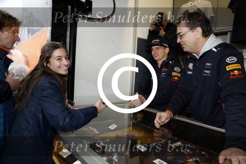 Amsterdam  18 maart 2017
Max Verstappen fans trotseren de regen en komen naar een fandag bij Hornbach