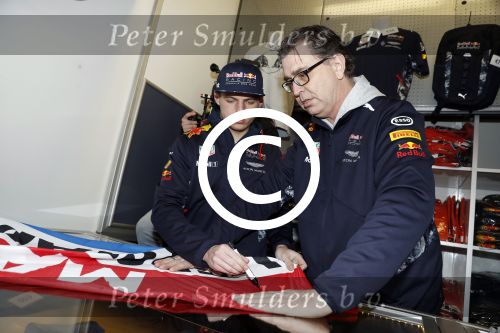 Amsterdam  18 maart 2017
Max Verstappen fans trotseren de regen en komen naar een fandag bij Hornbach