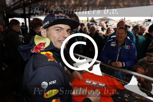 Amsterdam  18 maart 2017
Max Verstappen fans trotseren de regen en komen naar een fandag bij Hornbach