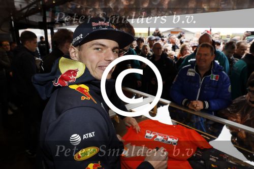 Amsterdam  18 maart 2017
Max Verstappen fans trotseren de regen en komen naar een fandag bij Hornbach