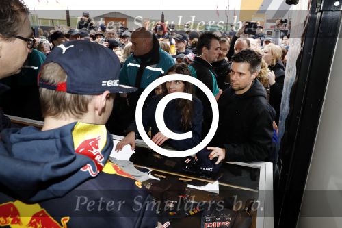Amsterdam  18 maart 2017
Max Verstappen fans trotseren de regen en komen naar een fandag bij Hornbach
