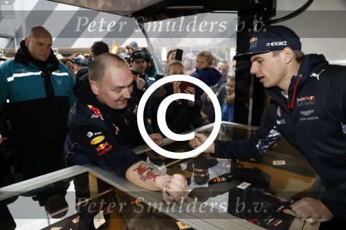 Amsterdam  18 maart 2017
Max Verstappen fans trotseren de regen en komen naar een fandag bij Hornbach