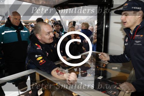 Amsterdam  18 maart 2017
Max Verstappen fans trotseren de regen en komen naar een fandag bij Hornbach