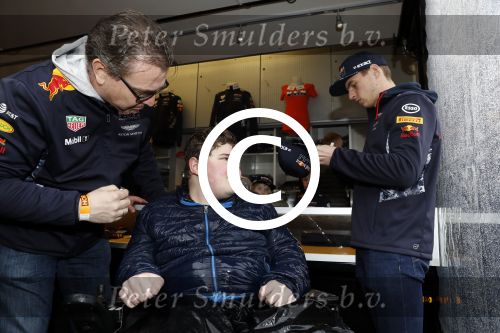 Amsterdam  18 maart 2017
Max Verstappen fans trotseren de regen en komen naar een fandag bij Hornbach