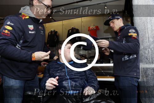Amsterdam  18 maart 2017
Max Verstappen fans trotseren de regen en komen naar een fandag bij Hornbach