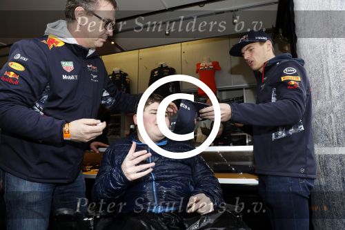 Amsterdam  18 maart 2017
Max Verstappen fans trotseren de regen en komen naar een fandag bij Hornbach