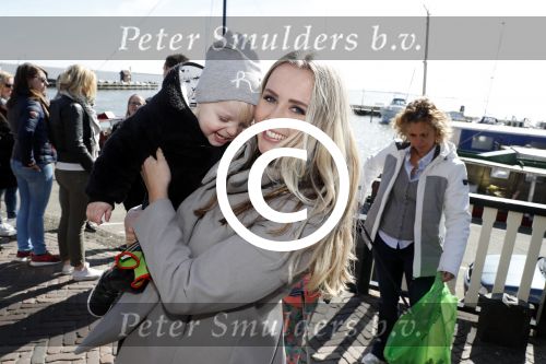 Volendam 25 maart 2017 
Monique Smit maakt Volendam schoon . Haar vriend  Martijn en zoon Noah zijn erbij