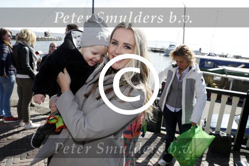 Volendam 25 maart 2017 
Monique Smit maakt Volendam schoon . Haar vriend  Martijn en zoon Noah zijn erbij