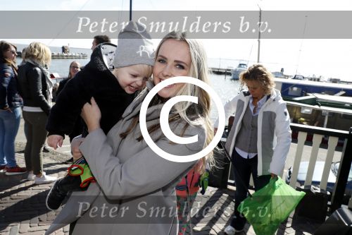 Volendam 25 maart 2017 
Monique Smit maakt Volendam schoon . Haar vriend  Martijn en zoon Noah zijn erbij