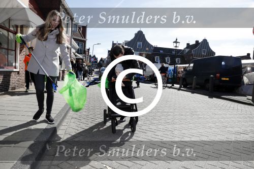 Volendam 25 maart 2017 
Monique Smit maakt Volendam schoon . Haar vriend  Martijn en zoon Noah zijn erbij