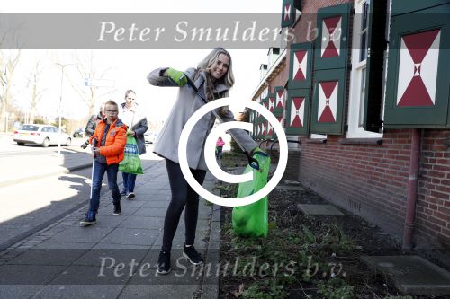 Volendam 25 maart 2017 
Monique Smit maakt Volendam schoon . Haar vriend  Martijn en zoon Noah zijn erbij