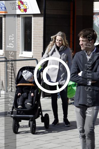 Volendam 25 maart 2017 
Monique Smit maakt Volendam schoon . Haar vriend  Martijn en zoon Noah zijn erbij