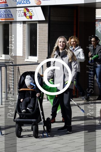 Volendam 25 maart 2017 
Monique Smit maakt Volendam schoon . Haar vriend  Martijn en zoon Noah zijn erbij