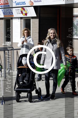 Volendam 25 maart 2017 
Monique Smit maakt Volendam schoon . Haar vriend  Martijn en zoon Noah zijn erbij