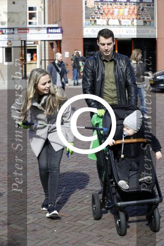 Volendam 25 maart 2017 
Monique Smit maakt Volendam schoon . Haar vriend  Martijn en zoon Noah zijn erbij