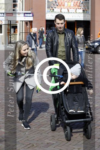 Volendam 25 maart 2017 
Monique Smit maakt Volendam schoon . Haar vriend  Martijn en zoon Noah zijn erbij