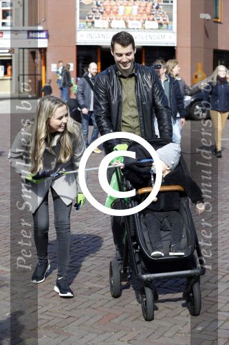 Volendam 25 maart 2017 
Monique Smit maakt Volendam schoon . Haar vriend  Martijn en zoon Noah zijn erbij