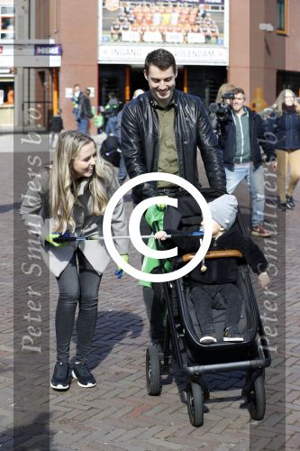 Volendam 25 maart 2017 
Monique Smit maakt Volendam schoon . Haar vriend  Martijn en zoon Noah zijn erbij