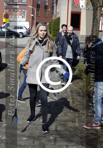 Volendam 25 maart 2017 
Monique Smit maakt Volendam schoon . Haar vriend  Martijn en zoon Noah zijn erbij