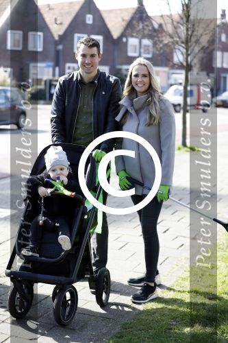 Volendam 25 maart 2017 
Monique Smit maakt Volendam schoon . Haar vriend  Martijn en zoon Noah zijn erbij
