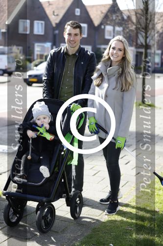 Volendam 25 maart 2017 
Monique Smit maakt Volendam schoon . Haar vriend  Martijn en zoon Noah zijn erbij