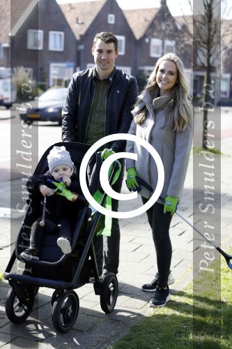 Volendam 25 maart 2017 
Monique Smit maakt Volendam schoon . Haar vriend  Martijn en zoon Noah zijn erbij