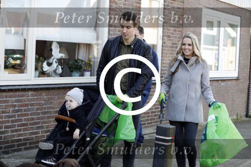 Volendam 25 maart 2017 
Monique Smit maakt Volendam schoon . Haar vriend  Martijn en zoon Noah zijn erbij