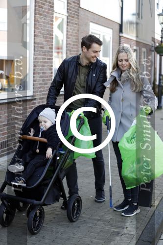 Volendam 25 maart 2017 
Monique Smit maakt Volendam schoon . Haar vriend  Martijn en zoon Noah zijn erbij