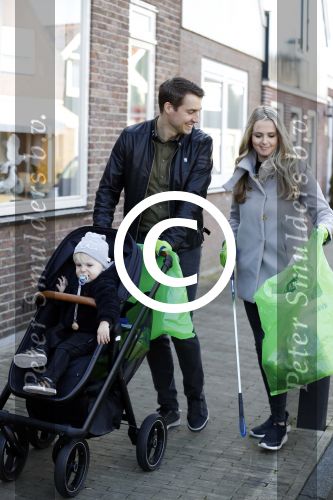 Volendam 25 maart 2017 
Monique Smit maakt Volendam schoon . Haar vriend  Martijn en zoon Noah zijn erbij