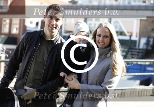 Volendam 25 maart 2017 
Monique Smit maakt Volendam schoon . Haar vriend  Martijn en zoon Noah zijn erbij