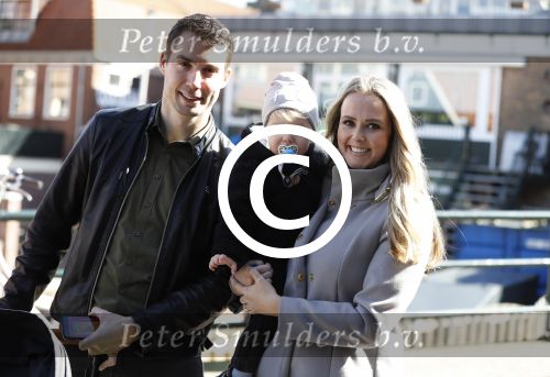 Volendam 25 maart 2017 
Monique Smit maakt Volendam schoon . Haar vriend  Martijn en zoon Noah zijn erbij