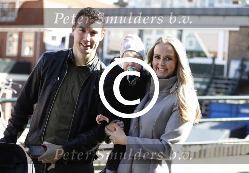 Volendam 25 maart 2017 
Monique Smit maakt Volendam schoon . Haar vriend  Martijn en zoon Noah zijn erbij