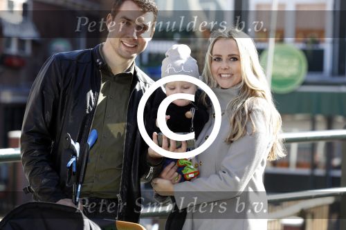 Volendam 25 maart 2017 
Monique Smit maakt Volendam schoon . Haar vriend  Martijn en zoon Noah zijn erbij
