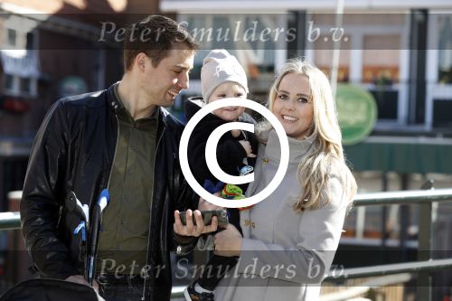 Volendam 25 maart 2017 
Monique Smit maakt Volendam schoon . Haar vriend  Martijn en zoon Noah zijn erbij