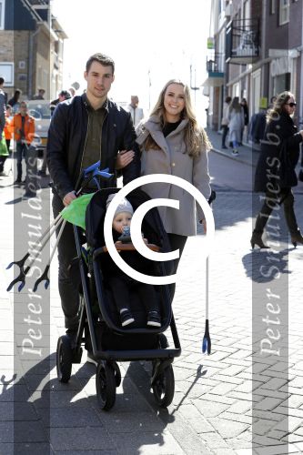 Volendam 25 maart 2017 
Monique Smit maakt Volendam schoon . Haar vriend  Martijn en zoon Noah zijn erbij