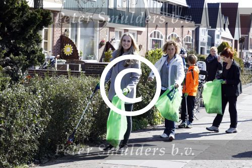 Volendam 25 maart 2017 
Monique Smit maakt Volendam schoon . Haar vriend  Martijn en zoon Noah zijn erbij